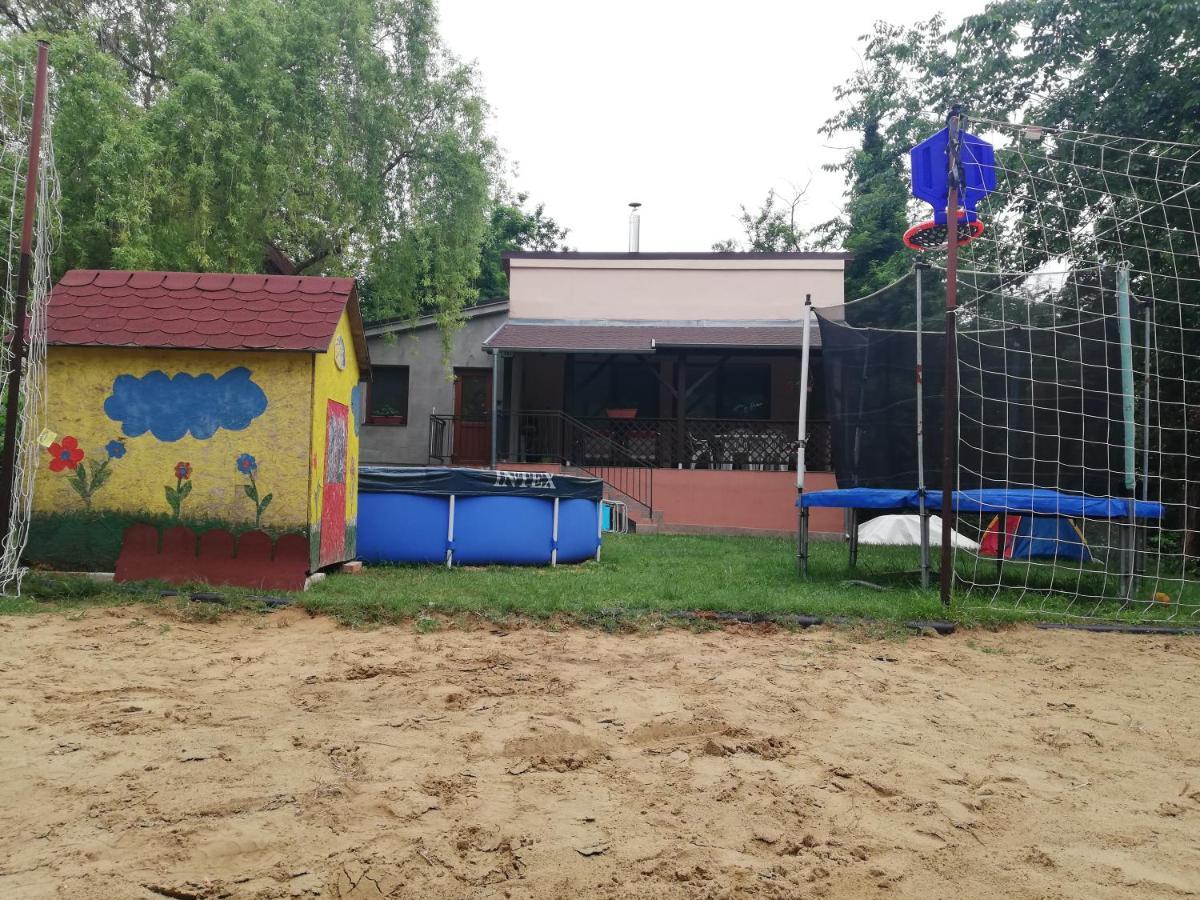 Radvaň nad Dunajom Tobo House Along The River Danube מראה חיצוני תמונה