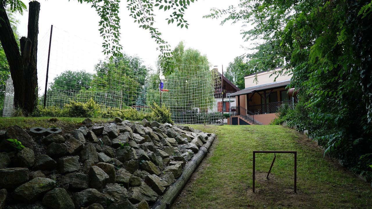 Radvaň nad Dunajom Tobo House Along The River Danube מראה חיצוני תמונה